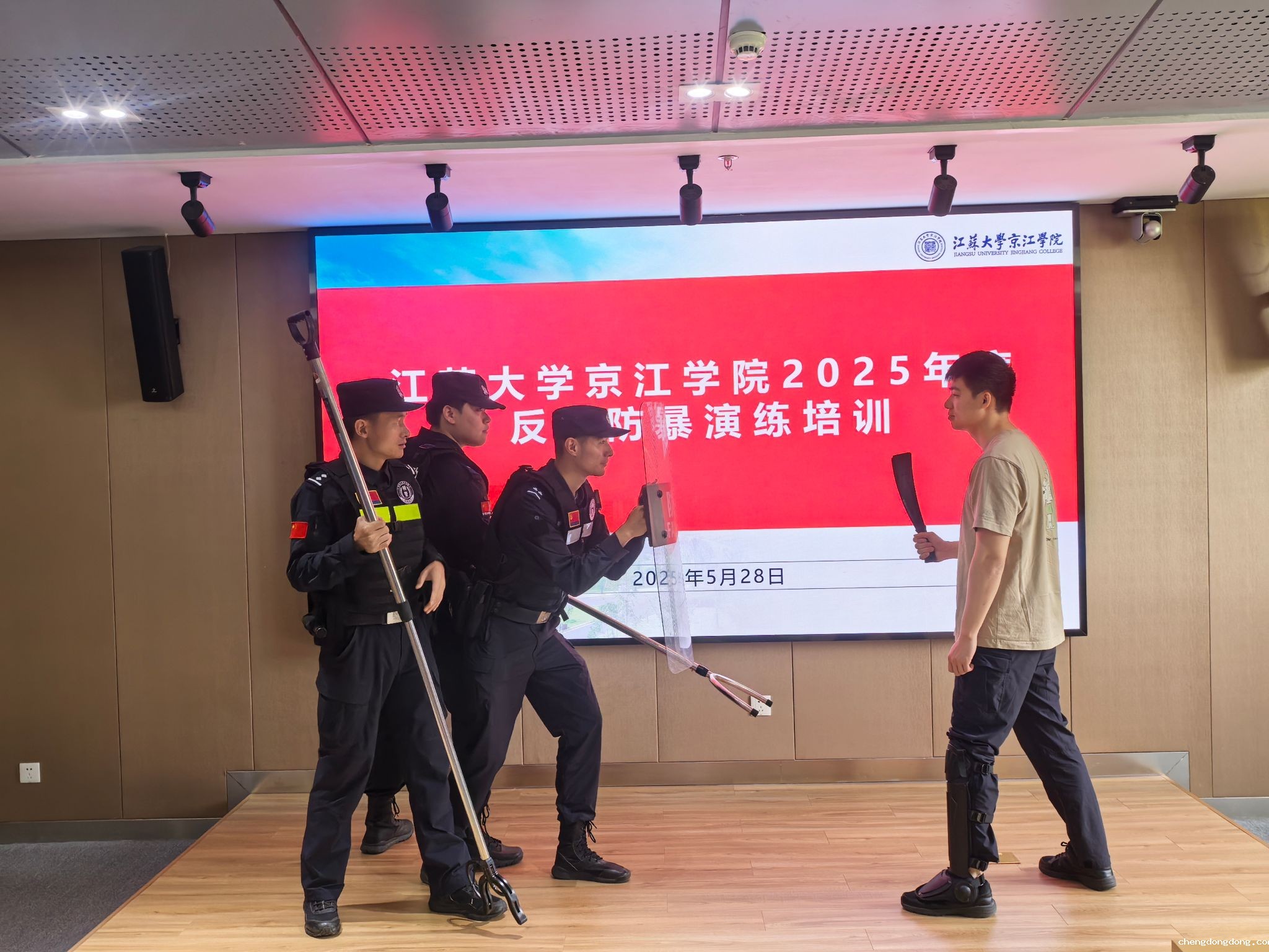 kaiyun官网开展反恐防暴演练筑牢校园安全防线